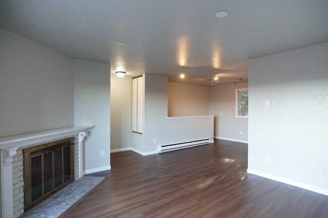 Building Photo - 25046 Lake Fenwick Rd