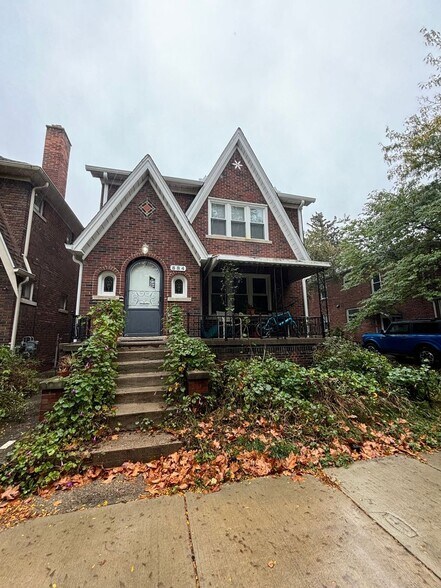Primary Photo - 884 Beaconsfield Ave