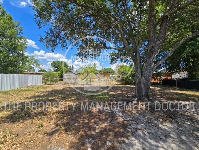 Building Photo - Spacious 4BR Tampa Home | Huge Fenced Backyard & Fresh Updates Throughout