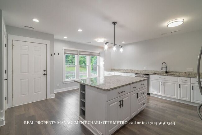 Building Photo - 3BR Townhome - Lake Living in Vineyard Point with Boat Slip Access Near Lake Norman