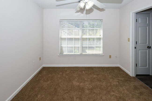 Building Photo - 230 Amal Dr SW