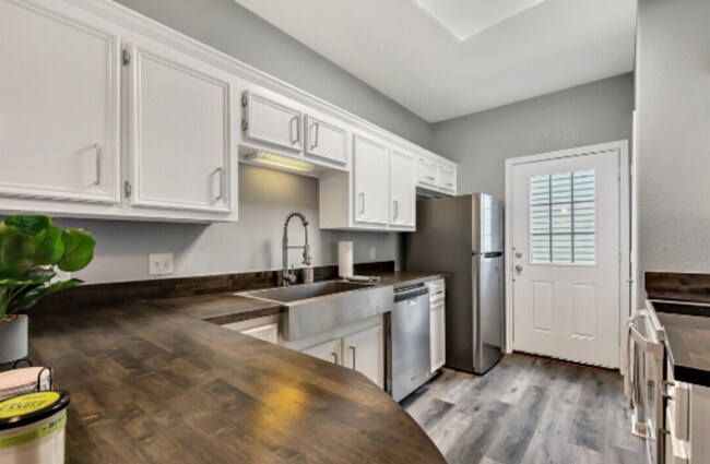Building Photo - Partially Furnished 4 bed 4 bath near campus!