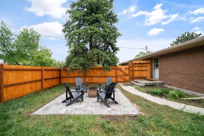 Building Photo - Golden Duplex > Unit is fully furnished feels like NEW!