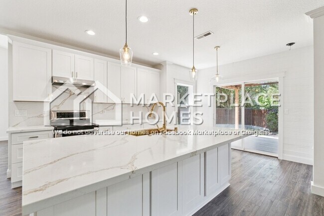 Building Photo - 304 NW 25th Pl