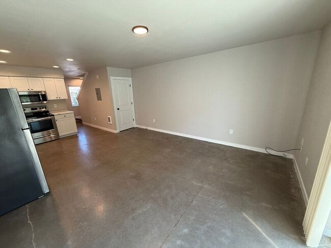 Building Photo - 2901 Waverly Dr SE