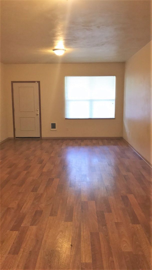 Building Photo - Spacious West Campus 4 bed,2 bath downstai...