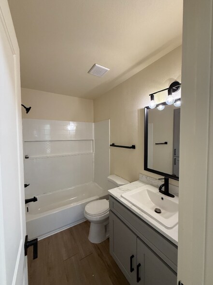 Building Photo - 1618 Banyan Dr