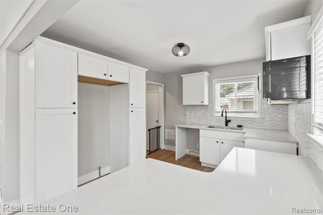 Building Photo - 6118 Amboy St