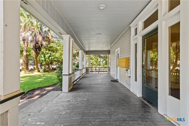 Building Photo - 527 W San Antonio St