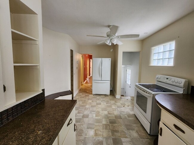 Building Photo - Two Bedroom Home in Normal