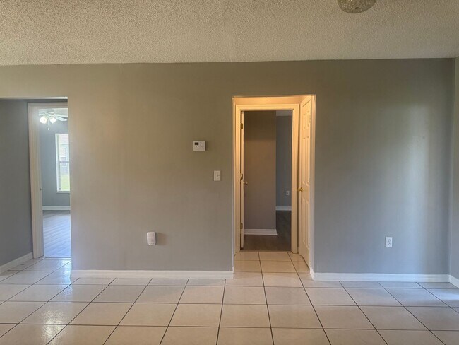 Building Photo - Spacious Duplex in Poinciana