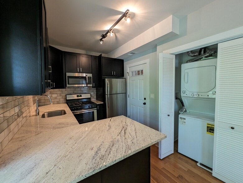 Building Photo - 2203 W Eastwood Ave