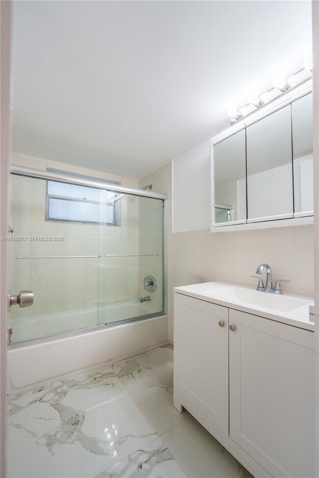 Building Photo - 720 Collins Ave