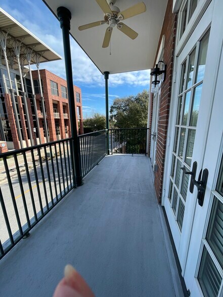 Building Photo - 415 E Romana St