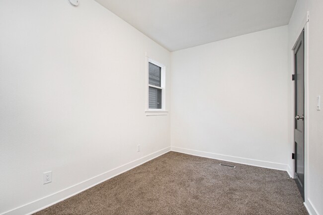 Building Photo - 1036 Park St SW