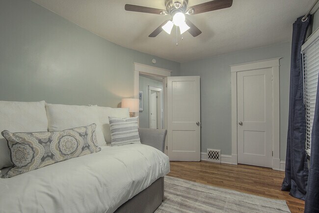 Building Photo - 1145 W 41st Terrace