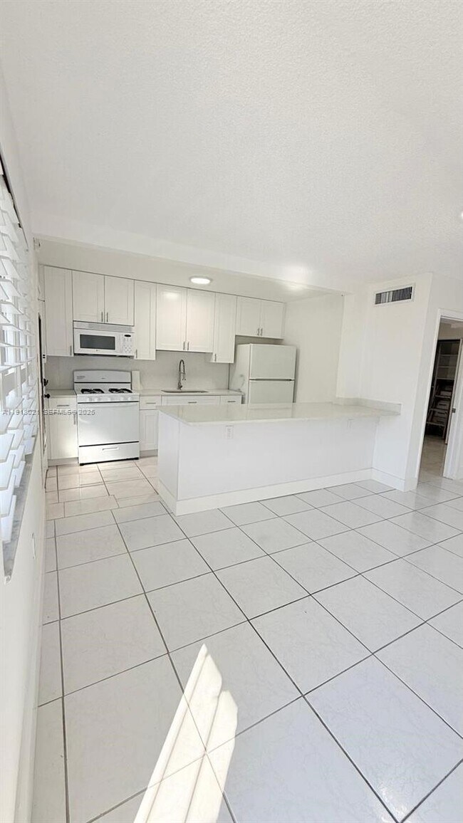 Building Photo - 20337 NE 2nd Ave