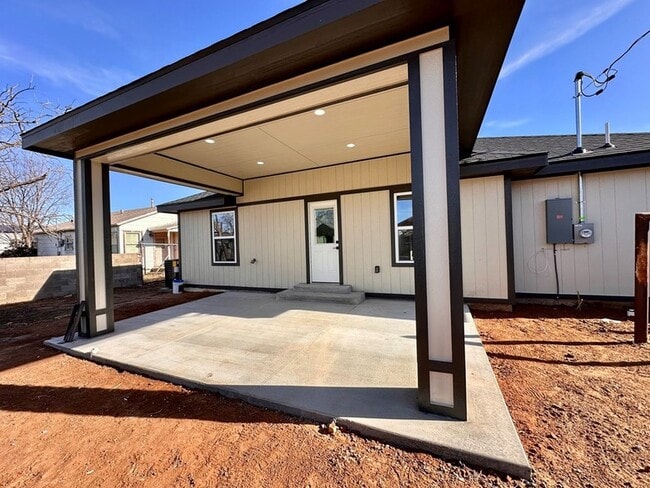 Building Photo - 1012 W 26th St