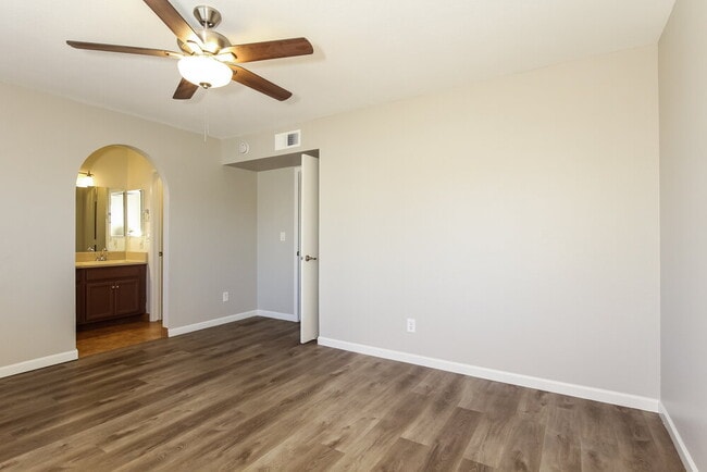 Building Photo - 1518 E Carter Rd