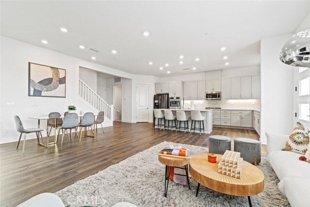 Building Photo - 9337 Astor