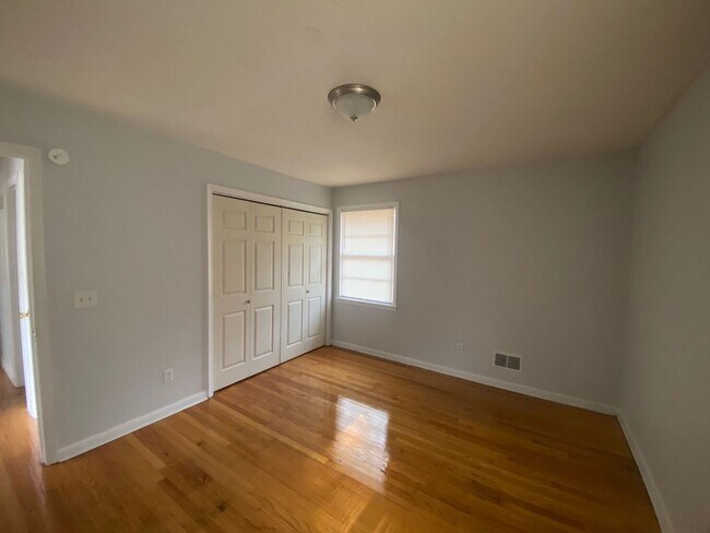 Building Photo - 221 Ramblewood Dr