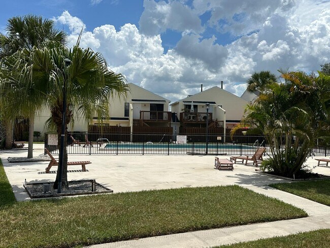 Building Photo - 631 Executive Center Dr