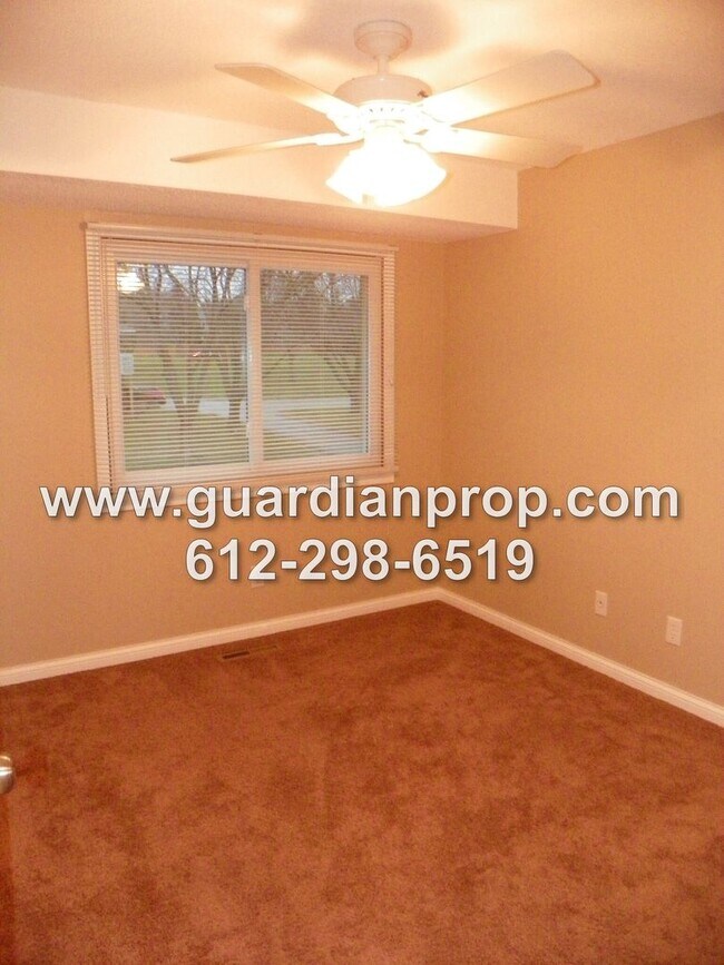 Building Photo - Woodbury Side by Side Available October 1, Family Room, Large Deck, Attached Garage