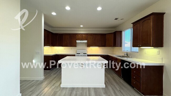 Building Photo - 4 Bed, 2.5 Bath Adelanto Home!!