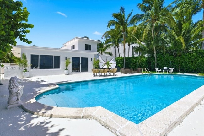 Building Photo - 1510 S Treasure Dr