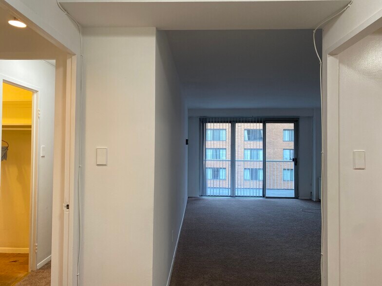 Entry - 730 24th St NW