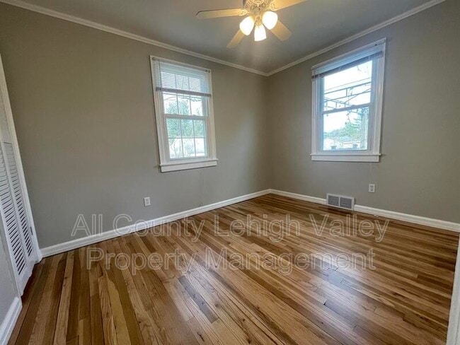 Building Photo - 457 Willow Rd