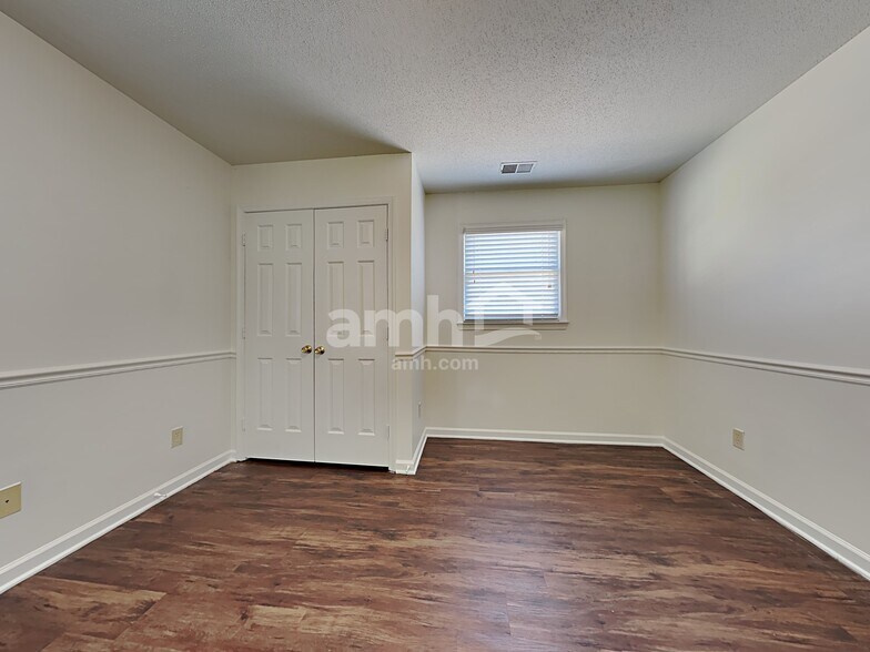 Building Photo - 29 Park Village Ln