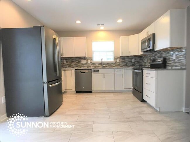 Building Photo - Beautiful End Unit Townhome in Mallard Creek!