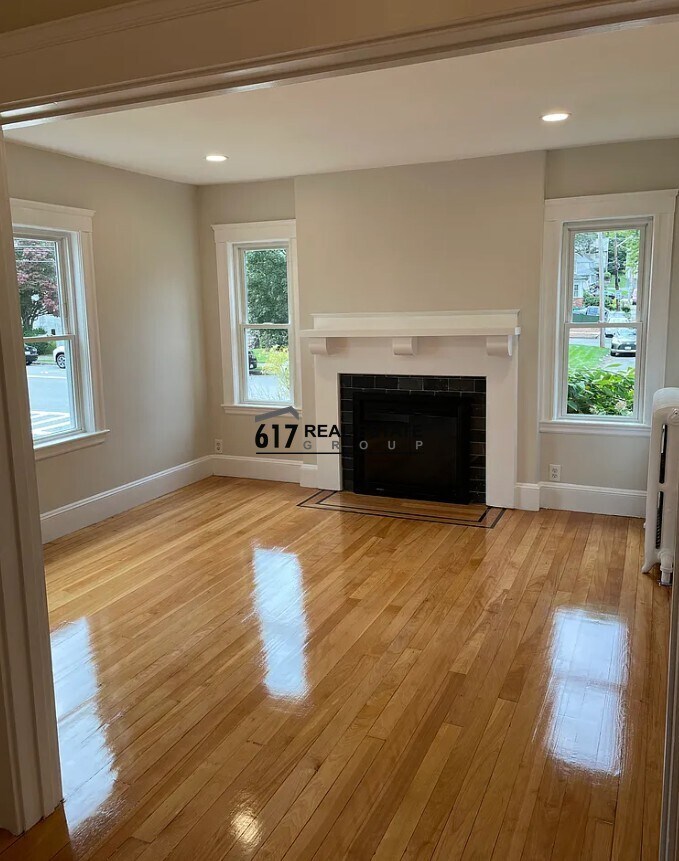 Building Photo - 2 Water St