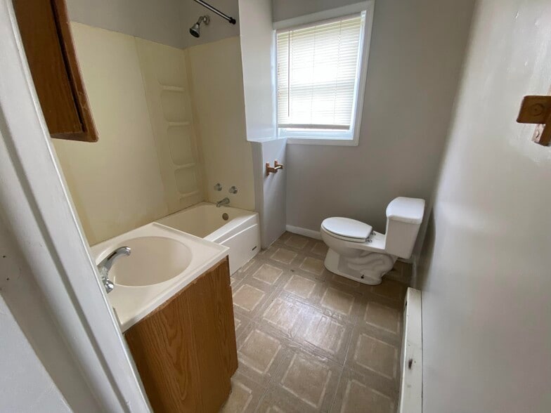 Building Photo - 112 E Fourth St