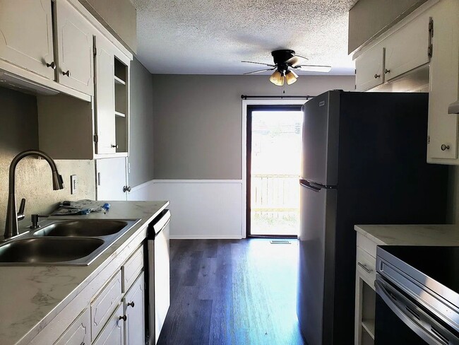 Building Photo - Beautiful Three Bedroom, One and a Half Bath