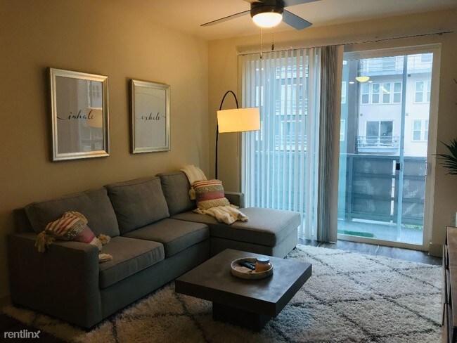 Building Photo - 1 br, 1 bath Apartment - 3211 Palm Way