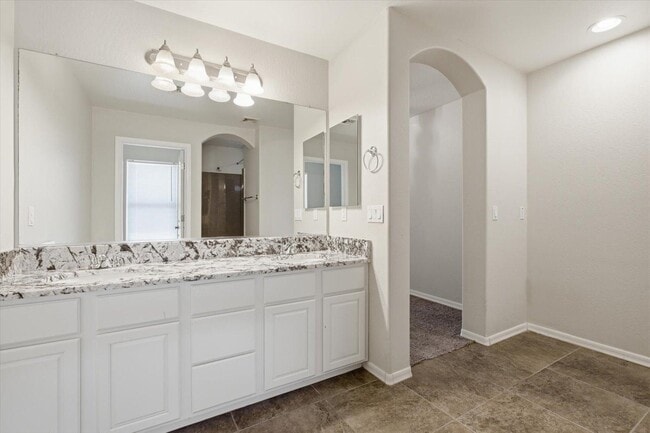 Building Photo - 1423 S Newberry Ln