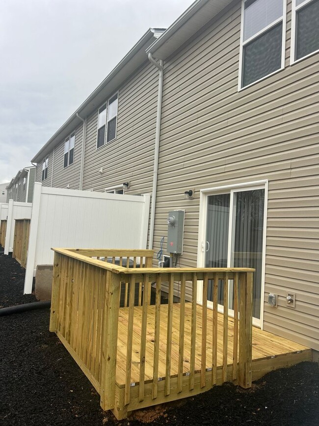 Building Photo - Brand New townhome in the heart of Newton!