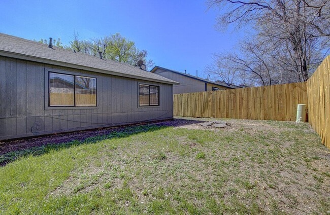 Building Photo - 1306 Bonnie Brae St