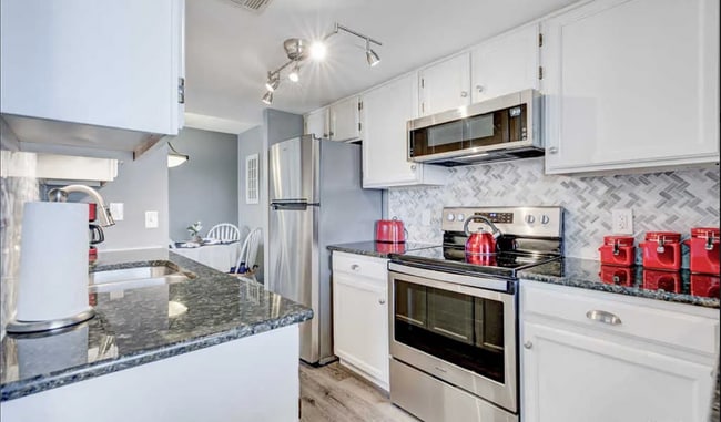 Building Photo - 5955 E 10th Ave