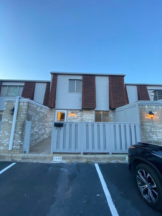Building Photo - 1633 Glenn Bo Dr