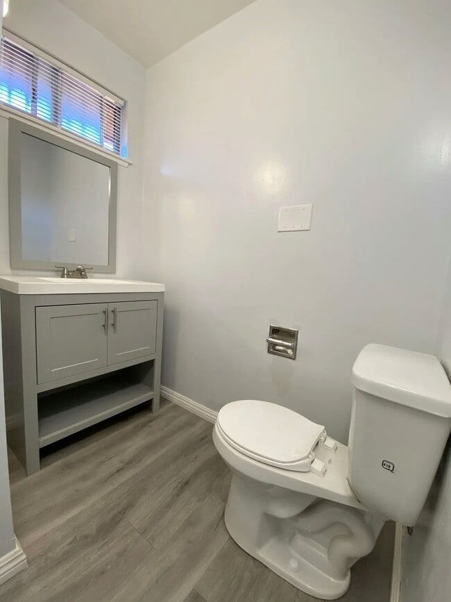 Building Photo - 2037 Lime Ave
