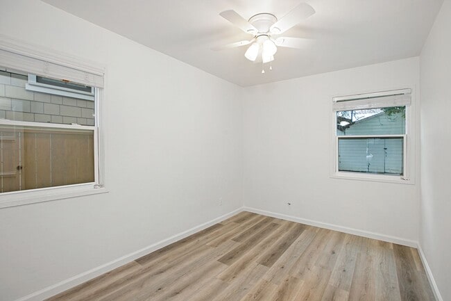 Building Photo - Upgraded 2br Coronado House, Bonus Room, Yard & Garage!