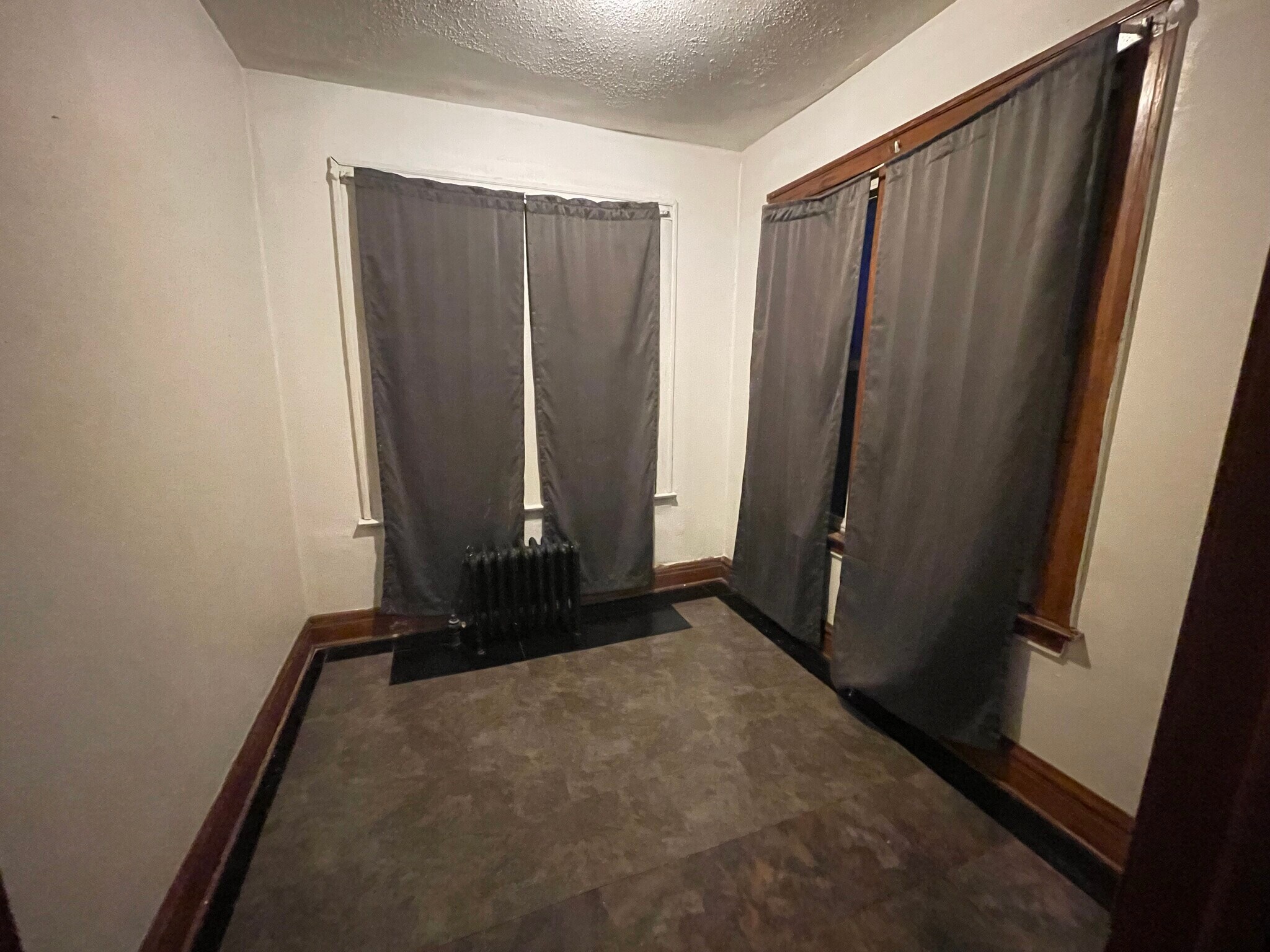 Bonus room with East sun exposure - 7127 S Francisco Ave