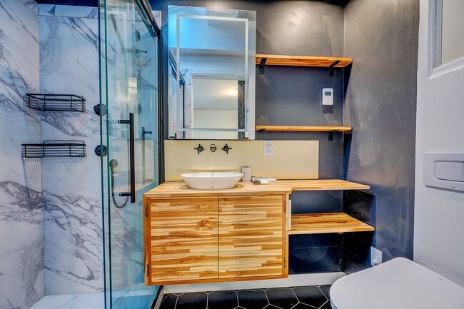 Building Photo - Edmonds Three Bedroom