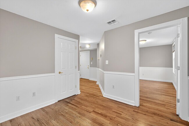Building Photo - 319 Monmouth St