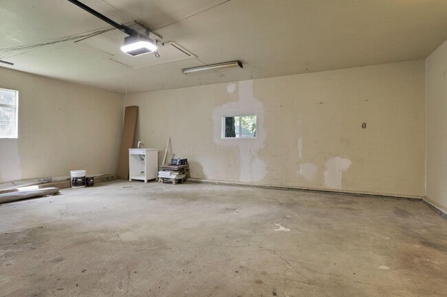 Building Photo - 2615 Northwest Blvd