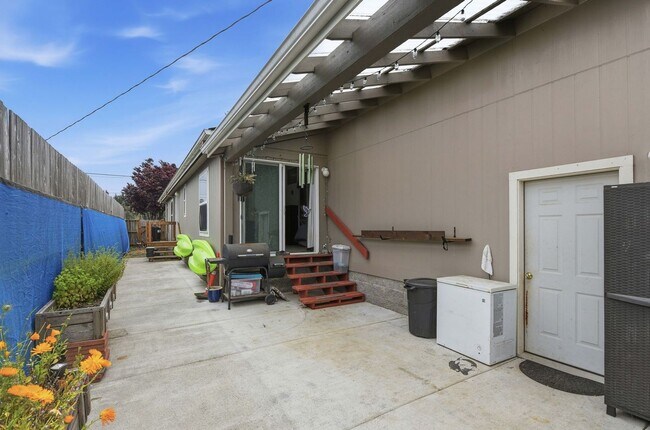 Building Photo - 2294 Marion Ave