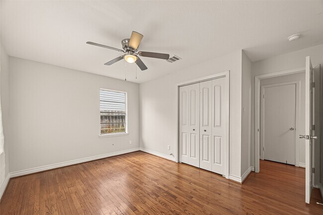 Building Photo - 3214 Longwood Dr